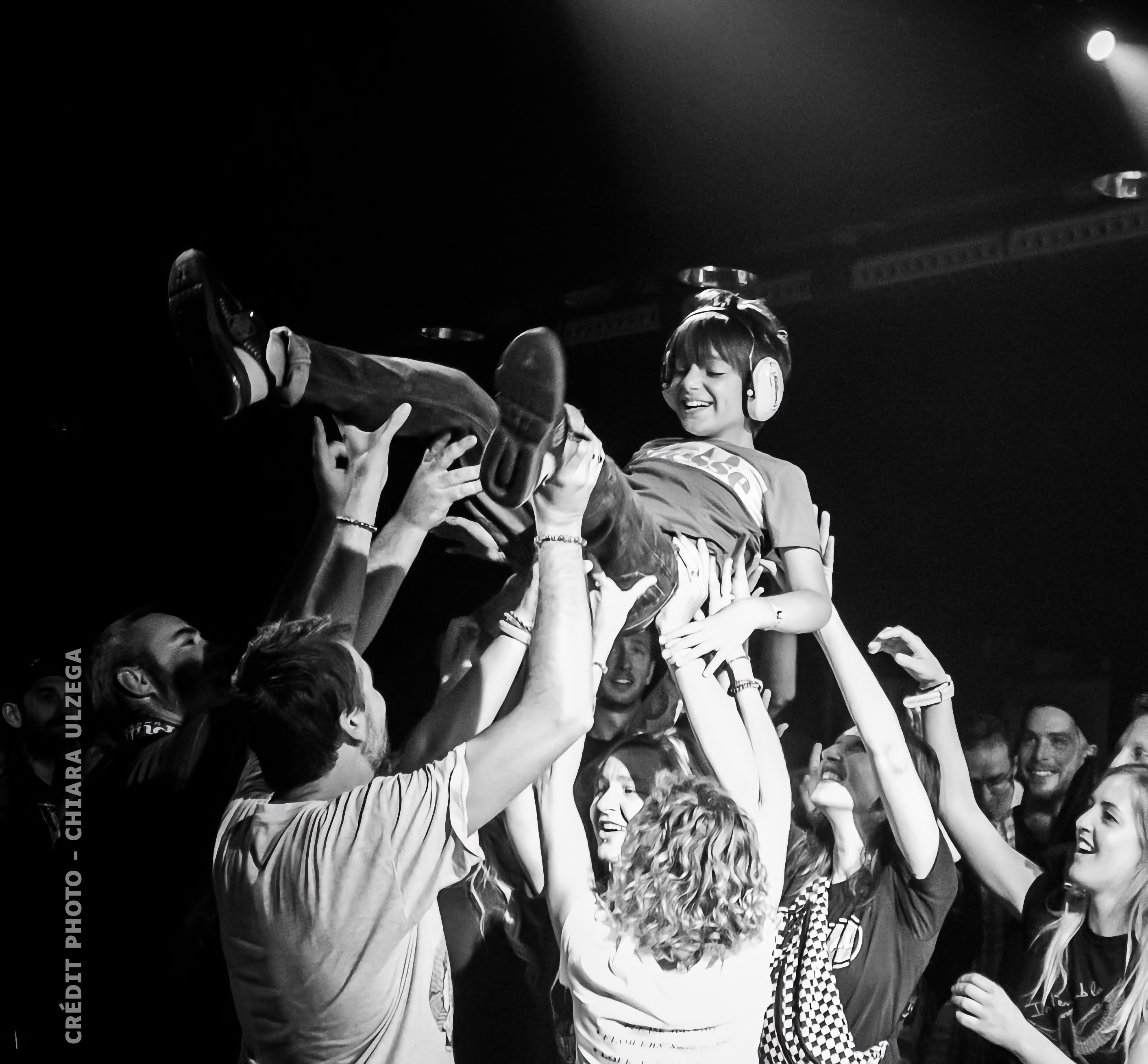 Photo de Joachim porté par la foule lors d'un concert